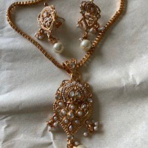 Earring and necklace set